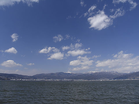 諏訪湖から望む高ボッチと美ヶ原高原